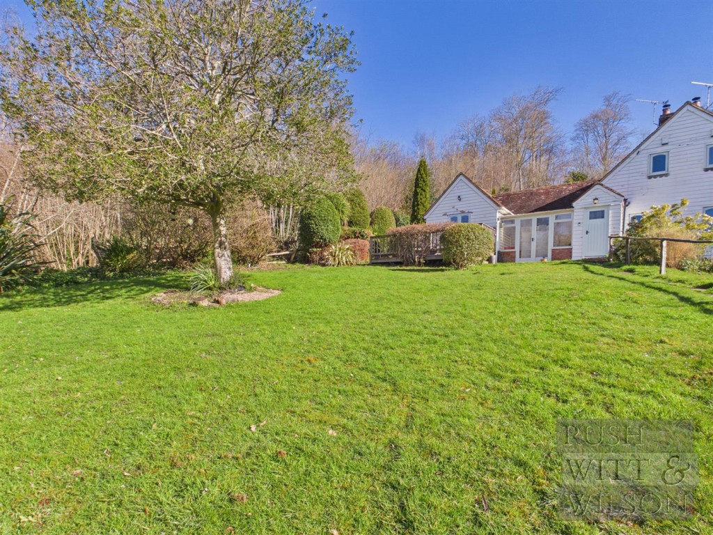 Lot: 123 - SEMI-DETACHED COTTAGE FOR REFURBISHMENT WITH FAR REACHING VIEWS - Front garden
